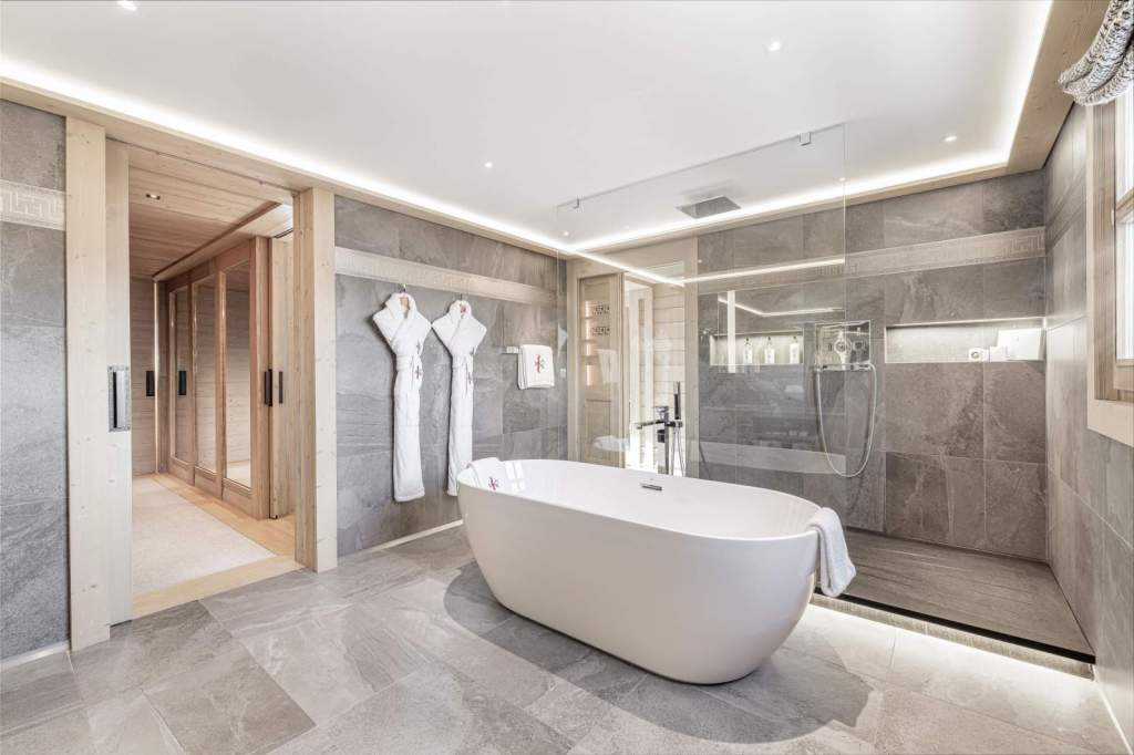 Stone bathroom at Le K2 Altitude, featuring natural materials, soft lighting, and a spa-like atmosphere inspired by the surrounding mountains.