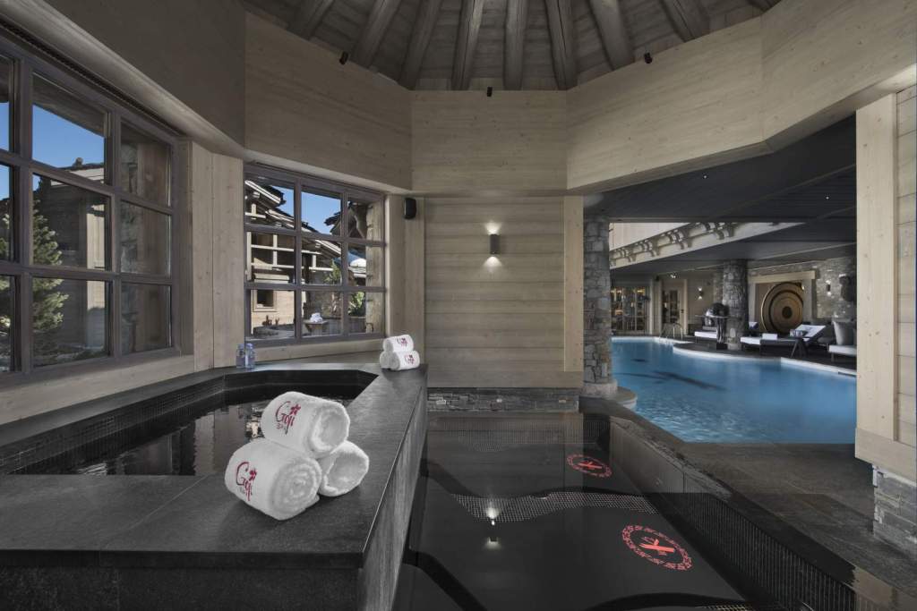 Indoor pool at the spa of Le K2 Altitude, offering a calm space to recover and unwind after a day on the slopes.