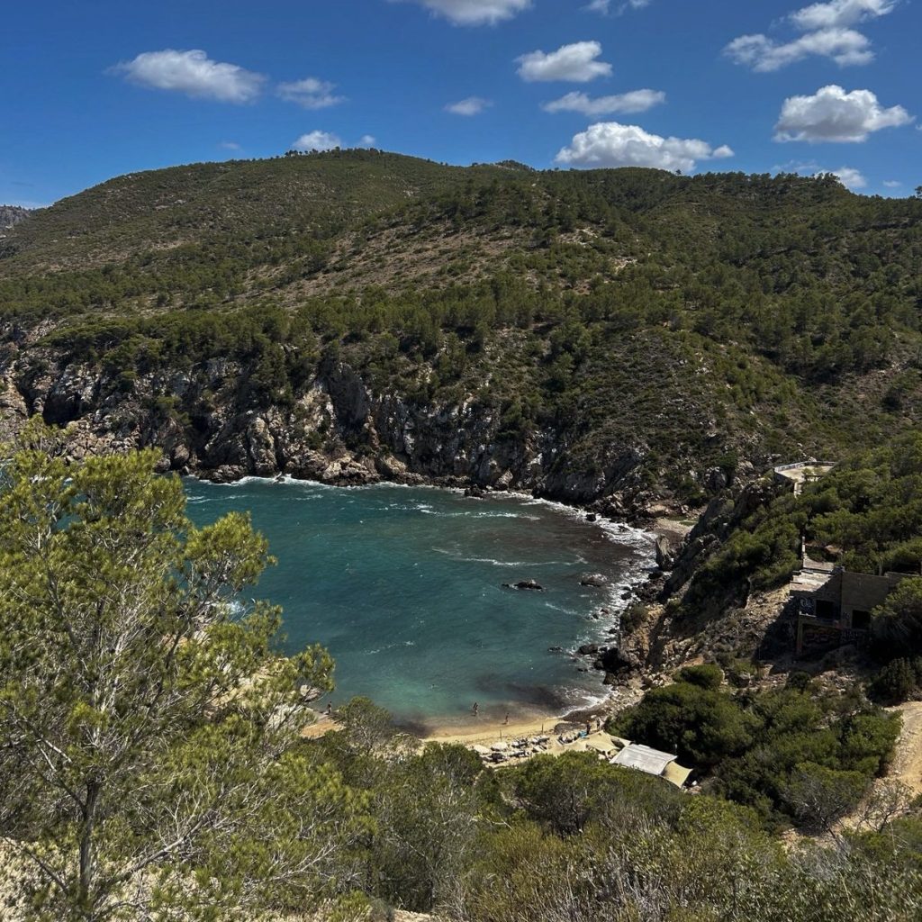 Cala d'en Serra: Quiet idyllic bay for a peaceful beach day
